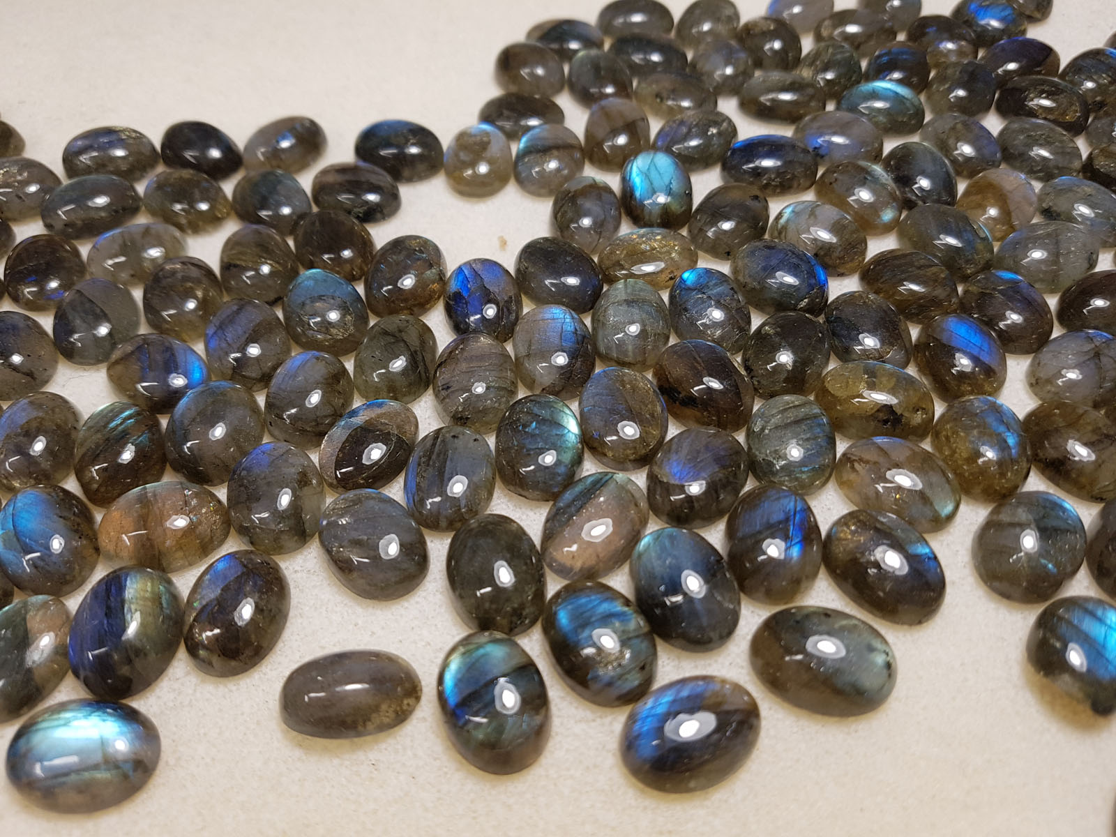 Calibrated labradorite cabochons