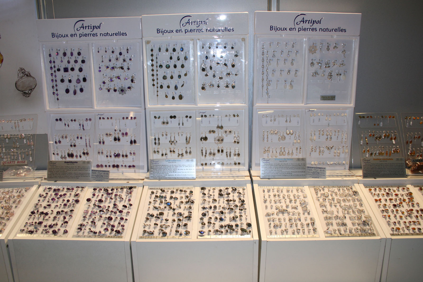 Kolekcja biżuterii - pierścionki, kolczyki, wisiorki