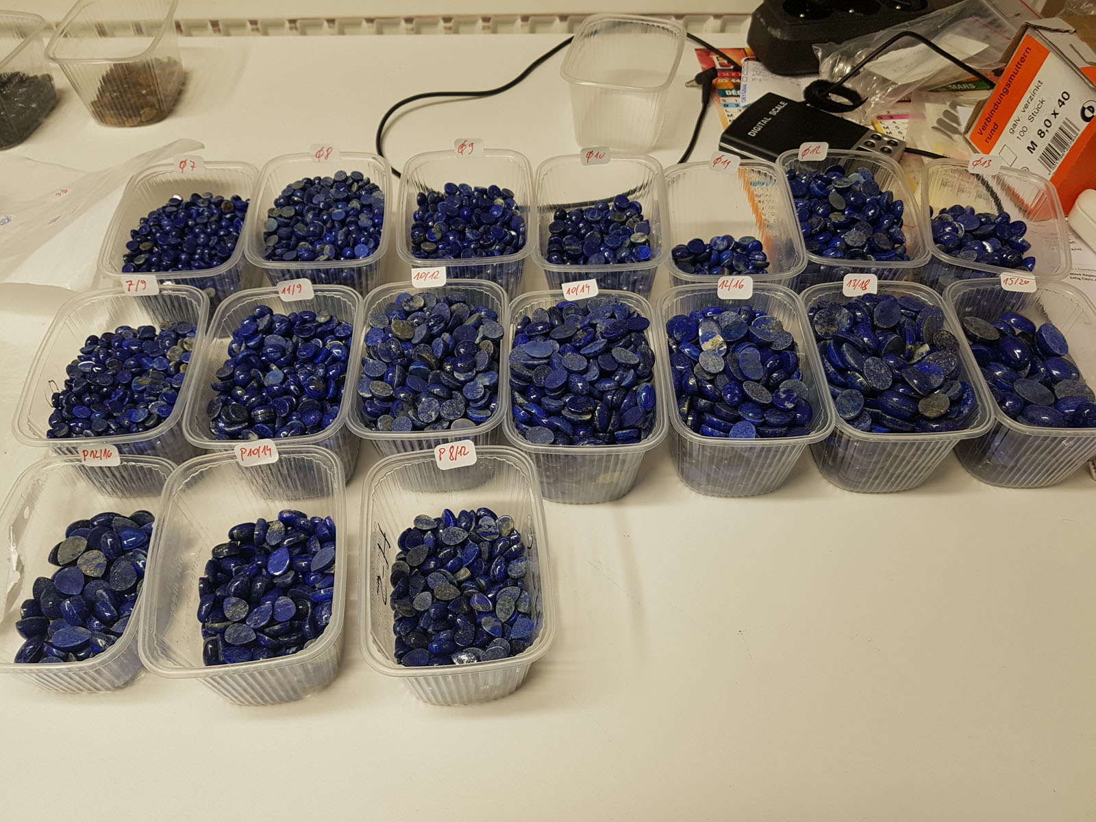 Cabochons calibrated with lapis lazuli