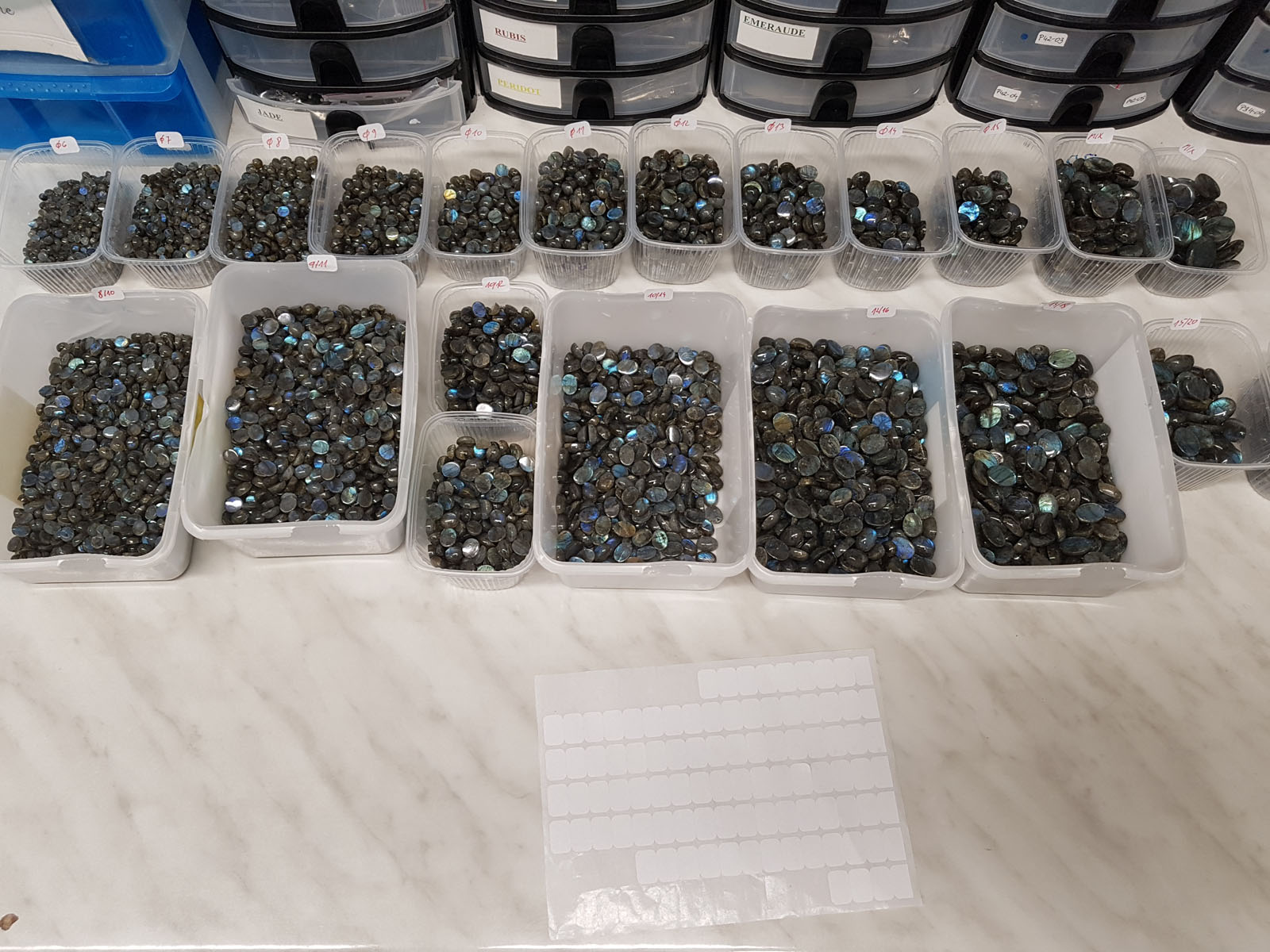 Calibrated labradorite cabochons