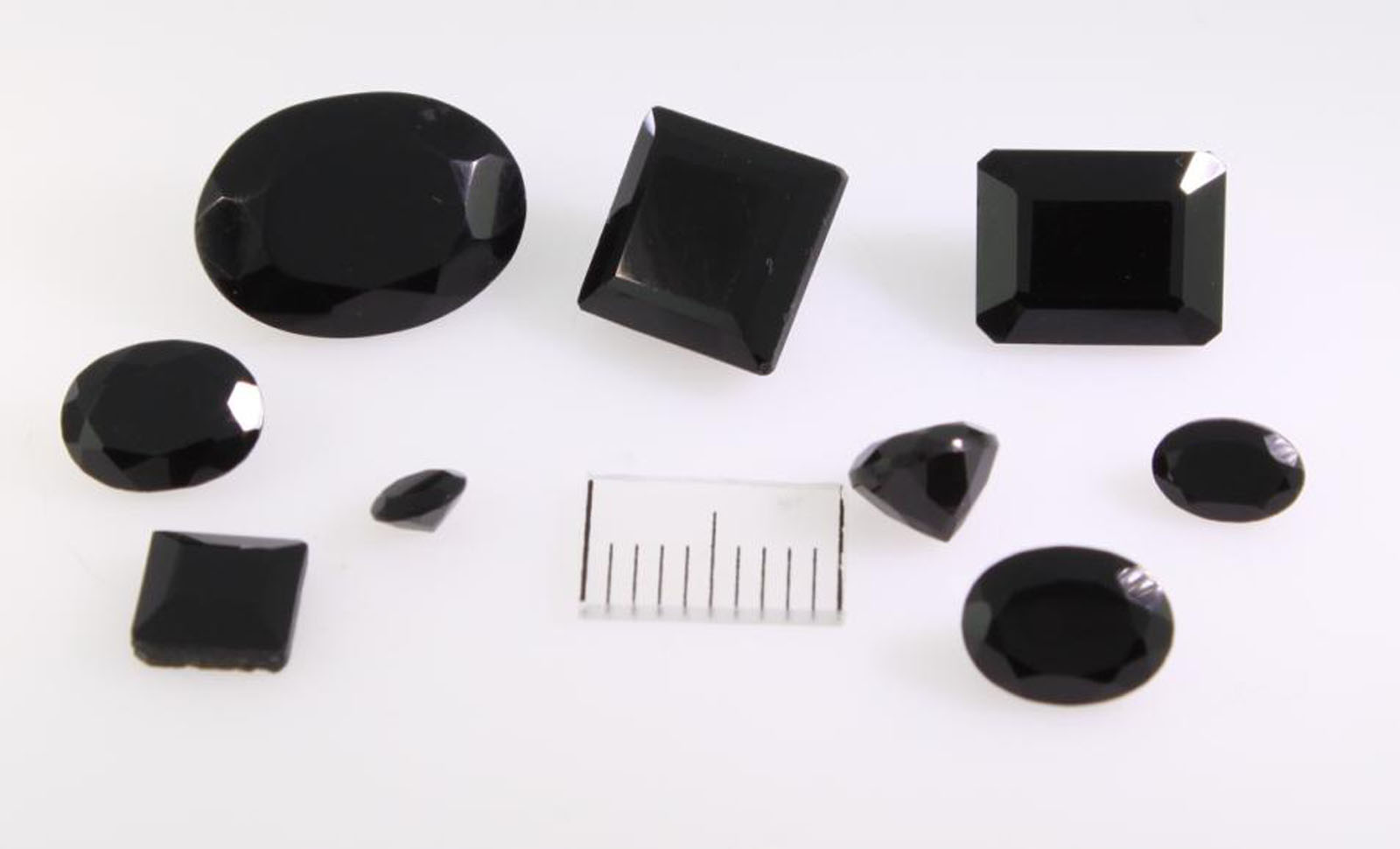 Onyx noir - taille facettée - pierres fines de joaillerie